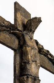 Schloss Bruchsal - Kirchenflügel / Hofkirche / St. Damian und Hugo - Von innen - Von Nordost - Großes Kruzifix im Altarbereich (Ausschnitt), geschaffen von Fritz Wotruba (aufgenommen im Juli 2019, am Nachmittag) Schloss Bruchsal - Kirchenflügel / Hofkirche / St. Damian und Hugo - Von innen - Von Nordost - Großes Kruzifix im Altarbereich (Ausschnitt), geschaffen von Fritz Wotruba (aufgenommen im Juli 2019, am Nachmittag)