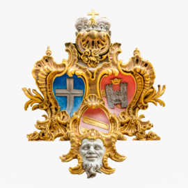 Schloss Bruchsal - Hauptbau / Corps de Logis - Mittelrisalit / Altan - Von Außen / Von Westen / Gartenseite - Allianzwappen, geschaffen von Joachim Günther - Unten: Wappen des Fürstbischofs Franz Christoph von Hutten zum Stolzenberg, links: Wappen des Hochstifts Speyer, rechts: Wappen der Propstei Weißenburg (aufgenommen im Juli 2019, am späten Nachmittag) Schloss Bruchsal - Hauptbau / Corps de Logis - Mittelrisalit / Altan - Von Außen / Von Westen / Gartenseite - Allianzwappen, geschaffen von Joachim Günther - Unten: Wappen des Fürstbischofs Franz Christoph von Hutten zum Stolzenberg, links: Wappen des Hochstifts Speyer, rechts: Wappen der Propstei Weißenburg (aufgenommen im Juli 2019, am späten Nachmittag)