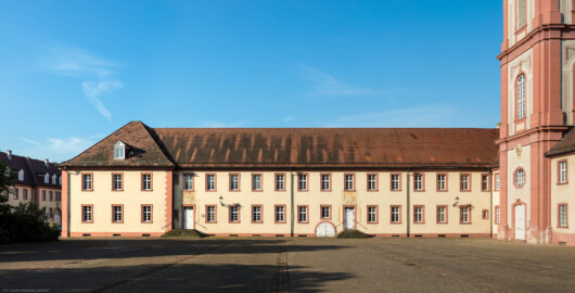 Schloss Bruchsal - Seminarbau / Pagerie - Von Außen / Von Norden - Blick auf den Seminarbau / die Pagerie, rechts der Kirchturm der Hofkirche (aufgenommen im August 2019, am  Vormittag)