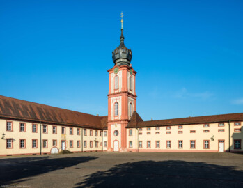 Schloss Bruchsal - Kirchturm / Seminarbau / Pagerie / Finsterer Gang / Verbindungsgang - Von Außen / Von Nordosten - Blick vom ehemaligen südlichen Marstall (heute Parkplatz) auf den Kirchturm der Hofkirche, links der Seminarbau / die Pagerie, rechts der Finstere Gang / der Verbindungsgang zur Hofkirche (aufgenommen im August 2019, am Vormittag) Schloss Bruchsal - Kirchturm / Seminarbau / Pagerie / Finsterer Gang / Verbindungsgang - Von Außen / Von Nordosten - Blick vom ehemaligen südlichen Marstall (heute Parkplatz) auf den Kirchturm der Hofkirche, links der Seminarbau / die Pagerie, rechts der Finstere Gang / der Verbindungsgang zur Hofkirche (aufgenommen im August 2019, am Vormittag)