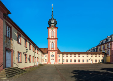 Schloss Bruchsal - Kirchturm / Finsterer Gang / Verbindungsgang - Von Außen / Von Osten - Blick vom ehemaligen südlichen Marstall (heute Parkplatz) auf den Kirchturm der Hofkirche und den Finsteren Gang, links der Seminarbau / die Pagerie, rechts der Kirchenflügel / die Hofkirche (aufgenommen im August 2019, am Vormittag) Schloss Bruchsal - Kirchturm / Finsterer Gang / Verbindungsgang - Von Außen / Von Osten - Blick vom ehemaligen südlichen Marstall (heute Parkplatz) auf den Kirchturm der Hofkirche und den Finsteren Gang, links der Seminarbau / die Pagerie, rechts der Kirchenflügel / die Hofkirche (aufgenommen im August 2019, am Vormittag)