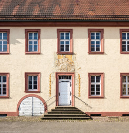 Schloss Bruchsal - Seminarbau / Pagerie - Von Außen / Von Norden - Blick auf den westlichen Eingang in den Seminarbau / die Pagerie sowie auf eine Allegorie (aufgenommen im August 2019, am Vormittag) Schloss Bruchsal - Seminarbau / Pagerie - Von Außen / Von Norden - Blick auf den westlichen Eingang in den Seminarbau / die Pagerie sowie auf eine Allegorie (aufgenommen im August 2019, am Vormittag)
