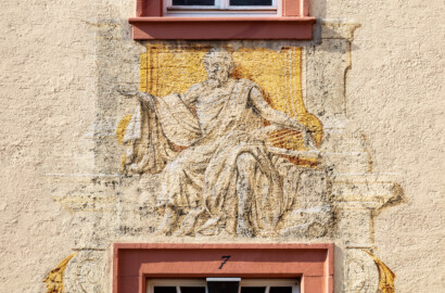 Schloss Bruchsal - Seminarbau / Pagerie - Von Außen / Von Norden - Blick auf eine Allegorie über dem westlichen Eingang des Seminarbaus / der Pagerie (aufgenommen im August 2019, am Vormittag) Schloss Bruchsal - Seminarbau / Pagerie - Von Außen / Von Norden - Blick auf eine Allegorie über dem westlichen Eingang des Seminarbaus / der Pagerie (aufgenommen im August 2019, am Vormittag)