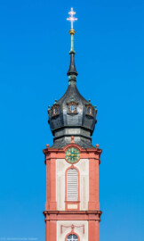 Schloss Bruchsal - Kirchturm - Von Außen / Von Osten - Blick von unten auf den Kirchturm der Hofkirche (aufgenommen im August 2019, am Vormittag) Schloss Bruchsal - Kirchturm - Von Außen / Von Osten - Blick von unten auf den Kirchturm der Hofkirche (aufgenommen im August 2019, am Vormittag)