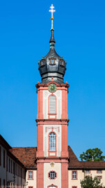 Schloss Bruchsal - Kirchturm - Von Außen / Von Osten - Blick von unten auf den Kirchturm der Hofkirche, links der Seminarbau / die Pagerie, rechts der "Finstere Gang" / Verbindungsgang zur Hofkirche (aufgenommen im August 2019, am späten Vormittag) Schloss Bruchsal - Kirchturm - Von Außen / Von Osten - Blick von unten auf den Kirchturm der Hofkirche, links der Seminarbau / die Pagerie, rechts der "Finstere Gang" / Verbindungsgang zur Hofkirche (aufgenommen im August 2019, am späten Vormittag)
