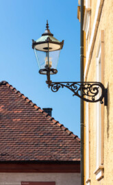 Schloss Bruchsal - Südliche Orangerie / Kavaliersbau - Von Außen / Von Norden - Blick nach oben auf die Laterne des südlichen Eingangs (aufgenommen im August 2019, am späten Vormittag) Schloss Bruchsal - Südliche Orangerie / Kavaliersbau - Von Außen / Von Norden - Blick nach oben auf die Laterne des südlichen Eingangs (aufgenommen im August 2019, am späten Vormittag)