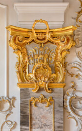 Schloss Bruchsal - Hauptbau / Corps de Logis - Beletage - Fürstensaal - Südwand, Pilaster links/östlich des Kamins - Blick auf das Kapitell eines Pilasters (aufgenommen im August 2019, am späten Vormittag) Schloss Bruchsal - Hauptbau / Corps de Logis - Beletage - Fürstensaal - Südwand, Pilaster links/östlich des Kamins - Blick auf das Kapitell eines Pilasters (aufgenommen im August 2019, am späten Vormittag)