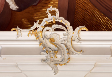 Schloss Bruchsal - Hauptbau / Corps de Logis - Beletage - Fürstensaal - Südwand, Pilaster links/östlich des Kamins - Blick auf eine Rocaille-Verzierung oberhalb des Kapitells (aufgenommen im August 2019, am späten Vormittag) Schloss Bruchsal - Hauptbau / Corps de Logis - Beletage - Fürstensaal - Südwand, Pilaster links/östlich des Kamins - Blick auf eine Rocaille-Verzierung oberhalb des Kapitells (aufgenommen im August 2019, am späten Vormittag)