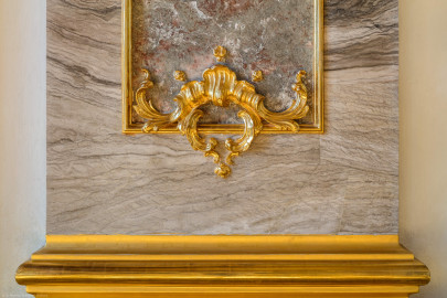 Schloss Bruchsal - Hauptbau / Corps de Logis - Beletage - Fürstensaal - Südwand, Pilaster links/östlich des Kamins - Blick auf eine Rocaille-Verzierung oberhalb der Basis (aufgenommen im August 2019, am späten Vormittag) Schloss Bruchsal - Hauptbau / Corps de Logis - Beletage - Fürstensaal - Südwand, Pilaster links/östlich des Kamins - Blick auf eine Rocaille-Verzierung oberhalb der Basis (aufgenommen im August 2019, am späten Vormittag)