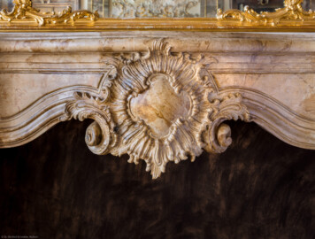 Schloss Bruchsal - Hauptbau / Corps de Logis - Beletage - Fürstensaal - Südseite, Mitte, Kamin - Blick auf eine Verzierung am Kamin (aufgenommen im August 2019, um die Mittagszeit) Schloss Bruchsal - Hauptbau / Corps de Logis - Beletage - Fürstensaal - Südseite, Mitte, Kamin - Blick auf eine Verzierung am Kamin (aufgenommen im August 2019, um die Mittagszeit)