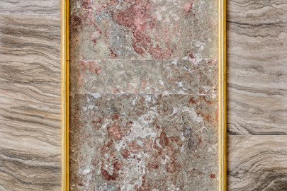 Schloss Bruchsal - Hauptbau / Corps de Logis - Beletage - Fürstensaal - Stuckmarmor an einem der Pilaster (aufgenommen im August 2019, am frühen Nachmittag) Schloss Bruchsal - Hauptbau / Corps de Logis - Beletage - Fürstensaal - Stuckmarmor an einem der Pilaster (aufgenommen im August 2019, am frühen Nachmittag)