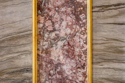 Schloss Bruchsal - Hauptbau / Corps de Logis - Beletage - Fürstensaal - Stuckmarmor an einem der Pilaster (aufgenommen im August 2019, am frühen Nachmittag) Schloss Bruchsal - Hauptbau / Corps de Logis - Beletage - Fürstensaal - Stuckmarmor an einem der Pilaster (aufgenommen im August 2019, am frühen Nachmittag)