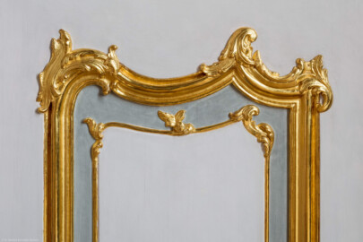 Schloss Bruchsal - Hauptbau / Corps de Logis - Beletage - Fürstensaal - Nordöstliche Tür - Blick auf einen Ausschnitt der Tür vom Fürstensaal ins Vorzimmer (aufgenommen im August 2019, am Nachmittag) Schloss Bruchsal - Hauptbau / Corps de Logis - Beletage - Fürstensaal - Nordöstliche Tür - Blick auf einen Ausschnitt der Tür vom Fürstensaal ins Vorzimmer (aufgenommen im August 2019, am Nachmittag)