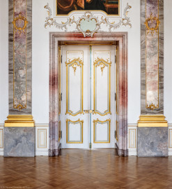 Schloss Bruchsal - Hauptbau / Corps de Logis - Beletage - Fürstensaal - Westwand - Blick auf die westliche Tür zum Kuppelsaal (aufgenommen im August 2019, am Nachmittag) Schloss Bruchsal - Hauptbau / Corps de Logis - Beletage - Fürstensaal - Westwand - Blick auf die westliche Tür zum Kuppelsaal (aufgenommen im August 2019, am Nachmittag)