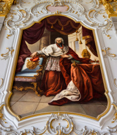 Schloss Bruchsal - Hauptbau / Corps de Logis - Beletage - Fürstensaal - Südseite, Mitte - Blick von unten auf das Portrait von Franz Christoph von Hutten zum Stolzenberg (ursprünglich gemalt von Johannes Zick, um 1753; rekonstruiert von Walter Maschke, 1973 bis 1974) (aufgenommen im August 2019, am späten Nachmittag) Schloss Bruchsal - Hauptbau / Corps de Logis - Beletage - Fürstensaal - Südseite, Mitte - Blick von unten auf das Portrait von Franz Christoph von Hutten zum Stolzenberg (ursprünglich gemalt von Johannes Zick, um 1753; rekonstruiert von Walter Maschke, 1973 bis 1974) (aufgenommen im August 2019, am späten Nachmittag)