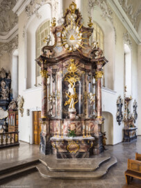 Bruchsal - Peterskirche / St. Peter - Südwestlicher Seitenaltar - Blick auf den südwestlichen Seitenaltar der Vierung, gewidmet dem Hl. Sebastian (Altar geschaffen von Johann Michael Feuchtmayer, 1754-1756; Sebastian-Plastik gefertigt von Joachim Günther) (aufgenommen im August 2019, am späten Vormittag)