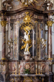Bruchsal - Peterskirche / St. Peter - Südwestlicher Seitenaltar - Blick auf den südwestlichen Seitenaltar der Vierung, gewidmet dem Hl. Sebastian (Altar geschaffen von Johann Michael Feuchtmayer, 1754-1756; Sebastian-Plastik gefertigt von Joachim Günther) (aufgenommen im August 2019, um die Mittagszeit)