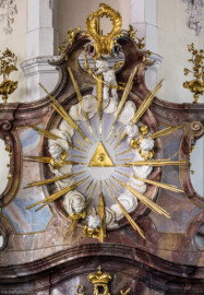 Bruchsal - Peterskirche / St. Peter - Südwestlicher Seitenaltar - Blick auf das Symbol "Auge Gottes" im oberen Teil des südwestlichen Seitenaltars der Vierung, gewidmet dem Hl. Sebastian (Altar geschaffen von Johann Michael Feuchtmayer, 1754-1756; Sebastian-Plastik gefertigt von Joachim Günther) (aufgenommen im August 2019, am frühen Nachmittag)