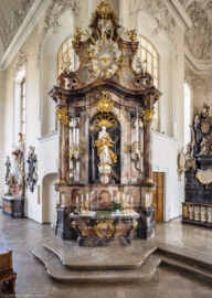 Bruchsal - Peterskirche / St. Peter - Südöstlicher Seitenaltar - Blick auf den südöstlichen Seitenaltar der Vierung, gewidmet Maria Immaculata (Altar geschaffen von Johann Michael Feuchtmayer, 1754-1756; Maria-Plastik gefertigt von Joachim Günther) (aufgenommen im August 2019, am Nachmittag)