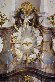 Bruchsal - Peterskirche / St. Peter - Südöstlicher Seitenaltar - Blick auf das Symbol "Heiliger Geist" im oberen Teil des südöstlichen Seitenaltars der Vierung, gewidmet Maria Immaculata (Altar geschaffen von Johann Michael Feuchtmayer, 1754-1756; Maria-Plastik gefertigt von Joachim Günther) (aufgenommen im August 2019, am Nachmittag) Bruchsal - Peterskirche / St. Peter - Südöstlicher Seitenaltar - Blick auf das Symbol "Heiliger Geist" im oberen Teil des südöstlichen Seitenaltars der Vierung, gewidmet Maria Immaculata (Altar geschaffen von Johann Michael Feuchtmayer, 1754-1756; Maria-Plastik gefertigt von Joachim Günther) (aufgenommen im August 2019, am Nachmittag)