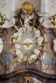 Bruchsal - Peterskirche / St. Peter - Südöstlicher Seitenaltar - Blick auf das Symbol "Heiliger Geist" im oberen Teil des südöstlichen Seitenaltars der Vierung, gewidmet Maria Immaculata (Altar geschaffen von Johann Michael Feuchtmayer, 1754-1756; Maria-Plastik gefertigt von Joachim Günther) (aufgenommen im August 2019, am Nachmittag)