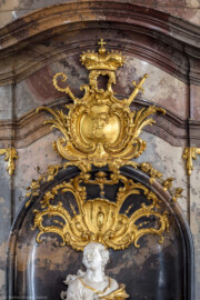 Bruchsal - Peterskirche / St. Peter - Südöstlicher Seitenaltar - Blick auf das Initialwappen von Franz Christoph von Hutten zum Stolzenberg, darunter die Mariafigur (Altar geschaffen von Johann Michael Feuchtmayer, 1754-1756; Maria-Plastik gefertigt von Joachim Günther) (aufgenommen im August 2019, am späten Nachmittag)