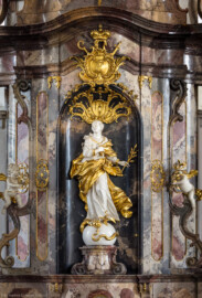 Bruchsal - Peterskirche / St. Peter - Südöstlicher Seitenaltar - Blick auf den Mittelteil des südöstlichen Seitenaltars der Vierung, gewidmet Maria Immaculata (Altar geschaffen von Johann Michael Feuchtmayer, 1754-1756; Maria-Plastik gefertigt von Joachim Günther) (aufgenommen im August 2019, am späten Nachmittag)