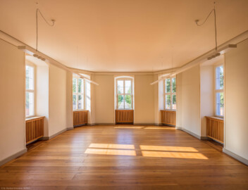 Waghäusel - Eremitage - Hauptbau - Von Innen / Erdgeschoss / Südlicher Anbau / Von Norden - Blick in den Raum (aufgenommen im August 2019, am Vormittag) Waghäusel - Eremitage - Hauptbau - Von Innen / Erdgeschoss / Südlicher Anbau / Von Norden - Blick in den Raum (aufgenommen im August 2019, am Vormittag)