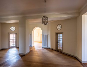 Waghäusel - Eremitage - Hauptbau - Von Innen / Erdgeschoss / Zentrale Halle / Von Norden - Blick nach Süden durch die Halle (aufgenommen im August 2019, am späten Vormittag) Waghäusel - Eremitage - Hauptbau - Von Innen / Erdgeschoss / Zentrale Halle / Von Norden - Blick nach Süden durch die Halle (aufgenommen im August 2019, am späten Vormittag)