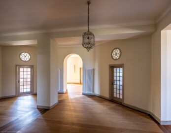 Waghäusel - Eremitage - Hauptbau - Von Innen / Erdgeschoss / Zentrale Halle / Von Norden - Blick nach Süden durch die Halle (aufgenommen im August 2019, am späten Vormittag)
