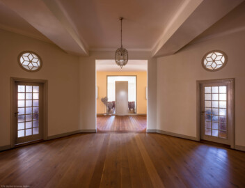 Waghäusel - Eremitage - Hauptbau - Von Innen / Erdgeschoss / Zentrale Halle / Von Osten - Blick vom Zentrum der Halle nach Westen auf den Trausaal (aufgenommen im August 2019, am späten Vormittag) Waghäusel - Eremitage - Hauptbau - Von Innen / Erdgeschoss / Zentrale Halle / Von Osten - Blick vom Zentrum der Halle nach Westen auf den Trausaal (aufgenommen im August 2019, am späten Vormittag)