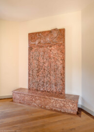 Waghäusel - Eremitage - Hauptbau - Von Innen / Erdgeschoss / Halle / Im Südwesten - Blick auf die Gedenktafel zum 1. Weltkrieg: "Den Heldentod fürs Vaterland haben erlitten 1914-1918" (aufgenommen im August 2019, am späten Vormittag)