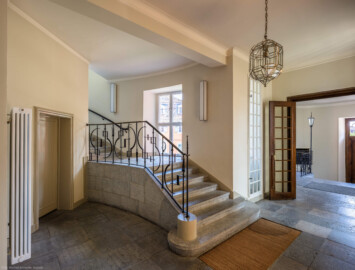 Waghäusel - Eremitage - Hauptbau - Von Innen / Erdgeschoss / Von Südwest - Blick nach Nordost auf die Treppe (aufgenommen im August 2019, um die Mittagszeit) Waghäusel - Eremitage - Hauptbau - Von Innen / Erdgeschoss / Von Südwest - Blick nach Nordost auf die Treppe (aufgenommen im August 2019, um die Mittagszeit)