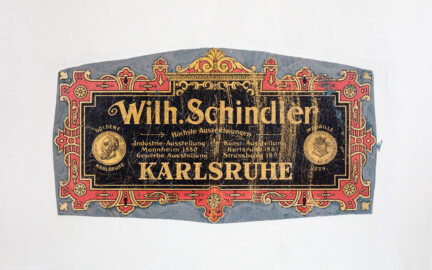 Waghäusel - Eremitage - Hauptbau - Von Innen / 1. Obergeschoss - Blick auf das Herstelleretikett ("Wilhelm Schindler, Karlsruhe")  eines Tresors in einem ehemaligen Büroraum der Badischen Gesellschaft für Zuckerfabrikation (aufgenommen im August 2019, am frühen Nachmittag)