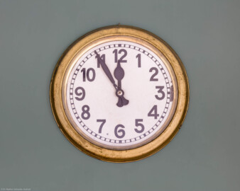 Waghäusel - Eremitage - Hauptbau - Von Innen / 1. Obergeschoss - Blick auf die Uhr oberhalb der Tür eines ehemaligen Büroraums der Badischen Gesellschaft für Zuckerfabrikation (aufgenommen im August 2019, am frühen Nachmittag)
