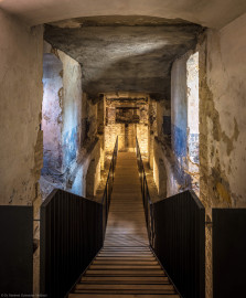 Waghäusel - Eremitage - Hauptbau - Doppelgeschossiger Keller - Blick nach unten in das tiefer gelegene zweite Kellergeschoss (aufgenommen im August 2019, am Nachmittag) Waghäusel - Eremitage - Hauptbau - Doppelgeschossiger Keller - Blick nach unten in das tiefer gelegene zweite Kellergeschoss (aufgenommen im August 2019, am Nachmittag)