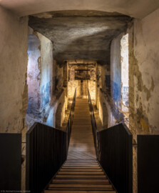 Waghäusel - Eremitage - Hauptbau - Doppelgeschossiger Keller - Blick nach unten in das tiefer gelegene zweite Kellergeschoss (aufgenommen im August 2019, am Nachmittag)