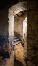 Waghäusel - Eremitage - Hauptbau - Doppelgeschossiger Keller - Blick auf den unteren Teil der ehemaligen Treppe in den Keller, entworfen von Balthasar Neumann (aufgenommen im August 2019, am Nachmittag)