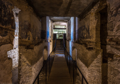 Waghäusel - Eremitage - Hauptbau - Doppelgeschossiger Keller - Blick durch das tiefer gelegene zweite Kellergeschoss (aufgenommen im August 2019, am Nachmittag)