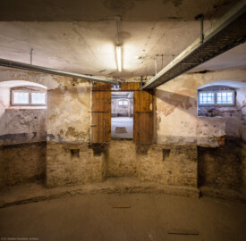 Waghäusel - Eremitage - Hauptbau - Doppelgeschossiger Keller - Blick in zwei Räume des Kellers auf unterschiedlichen Ebenen (aufgenommen im August 2019, am Nachmittag) Waghäusel - Eremitage - Hauptbau - Doppelgeschossiger Keller - Blick in zwei Räume des Kellers auf unterschiedlichen Ebenen (aufgenommen im August 2019, am Nachmittag)