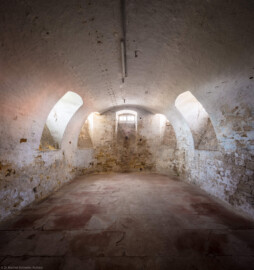 Waghäusel - Eremitage - Hauptbau - Doppelgeschossiger Keller - Blick in einen tiefliegenden Kellerraum (aufgenommen im August 2019, am Nachmittag)