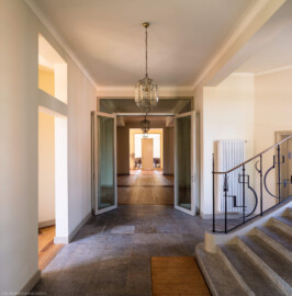 Waghäusel - Eremitage - Hauptbau - Von Innen / Erdgeschoss / Halle / Von Osten - Blick vom Eingangsbereich nach Westen durch die Halle, rechts der Aufgang zur Rotunde (aufgenommen im August 2019, am Nachmittag) Waghäusel - Eremitage - Hauptbau - Von Innen / Erdgeschoss / Halle / Von Osten - Blick vom Eingangsbereich nach Westen durch die Halle, rechts der Aufgang zur Rotunde (aufgenommen im August 2019, am Nachmittag)