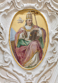 Bruchsal - Peterskirche / St. Peter - Vierungsgewölbe, Pendentif, unterhalb der Kuppel, Nordwestecke - Blick auf das Bildnis von Gregor dem Großen (540-604, Papst, Kirchenvater) (gemalt von Josef Mariano Kitschker, zwischen 1907 und 1909; aufgenommen im August 2019, um die Mittagszeit)
