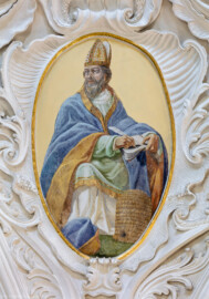 Bruchsal - Peterskirche / St. Peter - Vierungsgewölbe, Pendentif, unterhalb der Kuppel, Nordostecke - Blick auf das Bildnis von Ambrosius von Mailand (339-397, Bischof von Mailand, Kirchenlehrer) (gemalt von Josef Mariano Kitschker, zwischen 1907 und 1909; aufgenommen im August 2019, am Nachmittag)