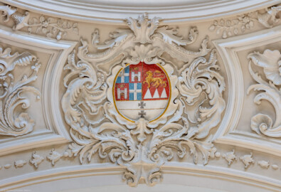 Bruchsal - Peterskirche / St. Peter - Vierungsgewölbe, unterhalb der Kuppel, Ostseite - Blick auf das Wappen von Damian Hugo Philipp von Schönborn-Buchheim sowie auf Stuckverzierungen (aufgenommen im August 2019, am frühen Nachmittag)