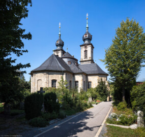 Bruchsal - Peterskirche / St. Peter - Von Außen / Von Südost - Blick vom Hauptfriedhof auf die Südostfassade, die Kuppel und die Doppeltürme (aufgenommen im August 2019, am Nachmittag)