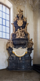 Bruchsal - Peterskirche / St. Peter - Östlicher Chorraum - Von Innen / Von Nordwest - Blick auf das Grabdenkmal für Christoph Franz von Hutten sowie auf das 1923 nachträglich angebrachte Antependium mit einer Inschrift für Philipp Franz Wilderich Nepomuk von Walderdorf (Epitaph gefertigt von Stephan Strahl und seinem Sohn Johann Strahl, Plastiken geschaffen von Joachim Günther) (aufgenommen im August 2019, am Nachmittag) Bruchsal - Peterskirche / St. Peter - Östlicher Chorraum - Von Innen / Von Nordwest - Blick auf das Grabdenkmal für Christoph Franz von Hutten sowie auf das 1923 nachträglich angebrachte Antependium mit einer Inschrift für Philipp Franz Wilderich Nepomuk von Walderdorf (Epitaph gefertigt von Stephan Strahl und seinem Sohn Johann Strahl, Plastiken geschaffen von Joachim Günther) (aufgenommen im August 2019, am Nachmittag)