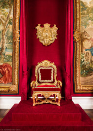 Schloss Bruchsal - Hauptbau / Corps de Logis - Von Innen - Beletage - Thronsaal - Südliche Wand, Mitte, Thronensemble - Blick auf den Thronsessel und das Wappen von Damian Hugo Philipp von Schönborn-Buchheim (Armsessel, um 1752-1758, geschnitzt vermutlich von Ferdinand Hundt; Höhe x Breite x Tiefe: 124 cm x 84 cm x 62 cm) (aufgenommen im September 2019, am Nachmittag)