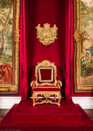 Schloss Bruchsal - Hauptbau / Corps de Logis - Von Innen - Beletage - Thronsaal - Südliche Wand, Mitte, Thronensemble - Blick auf den Thronsessel und das Wappen von Damian Hugo Philipp von Schönborn-Buchheim (Armsessel, um 1752-1758, geschnitzt vermutlich von Ferdinand Hundt; Höhe x Breite x Tiefe: 124 cm x 84 cm x 62 cm) (aufgenommen im September 2019, am Nachmittag) Schloss Bruchsal - Hauptbau / Corps de Logis - Von Innen - Beletage - Thronsaal - Südliche Wand, Mitte, Thronensemble - Blick auf den Thronsessel und das Wappen von Damian Hugo Philipp von Schönborn-Buchheim (Armsessel, um 1752-1758, geschnitzt vermutlich von Ferdinand Hundt; Höhe x Breite x Tiefe: 124 cm x 84 cm x 62 cm) (aufgenommen im September 2019, am Nachmittag)