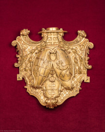 Schloss Bruchsal - Hauptbau / Corps de Logis - Von Innen - Beletage - Thronsaal - Südliche Wand, Mitte, Thronensemble - Blick auf das Wappen von Damian Hugo Philipp von Schönborn-Buchheim oberhalb des Thronsessels (aufgenommen im September 2019, am Nachmittag) Schloss Bruchsal - Hauptbau / Corps de Logis - Von Innen - Beletage - Thronsaal - Südliche Wand, Mitte, Thronensemble - Blick auf das Wappen von Damian Hugo Philipp von Schönborn-Buchheim oberhalb des Thronsessels (aufgenommen im September 2019, am Nachmittag)